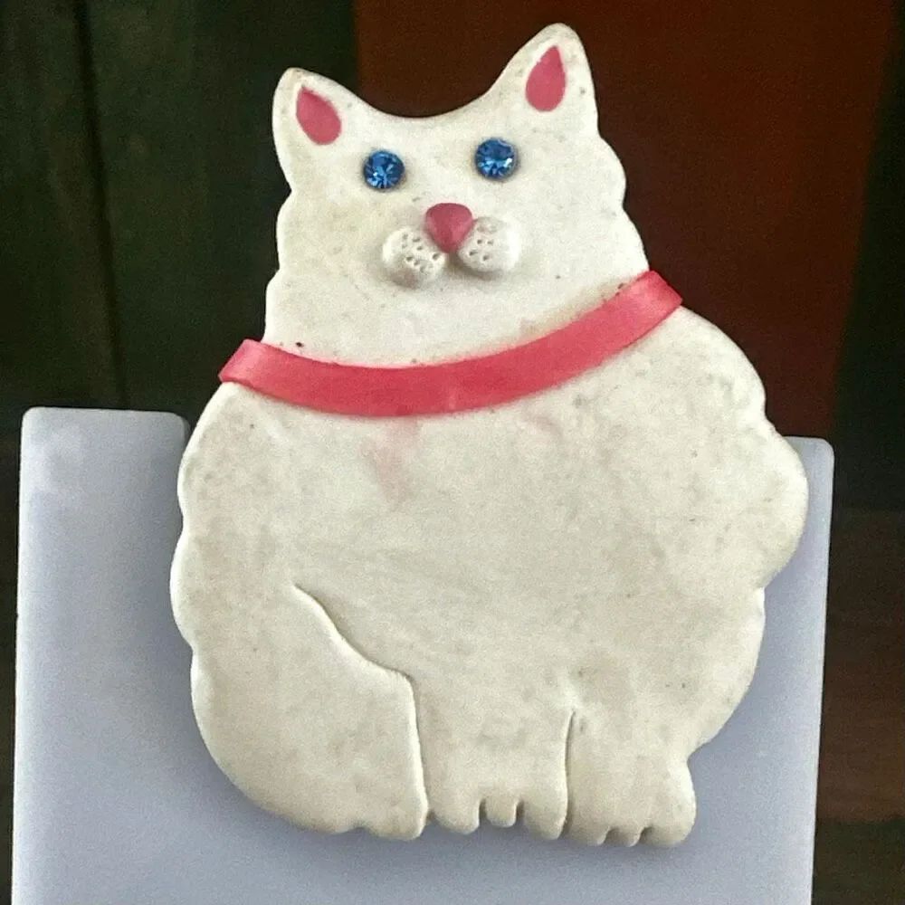 “H.T.Ceramic Cat Brooch